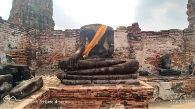 Ayutthaya - Enthaupteter Buddha im Wat Mahathat