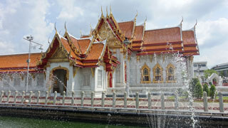 Bangkok - im Garten des Marmor Tempel