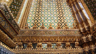 Bangkok - wertvolle Intarsien mit Blattgold im Grand Palace