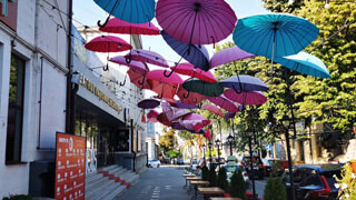 Chisinau - Bunte Schirme als Dekoration