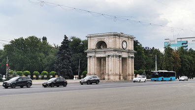 Chisinau - Triumphbogen mit Kathedrale im Hintergrund