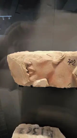 Gizeh - Steinrelief im Grand Egyptian Museum 