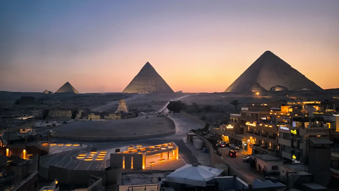 Gizeh - Blick von der Hotelterrasse auf die Pyramiden
