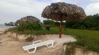 Kuba - Liegen am Sandstrand in Cayo Jutias