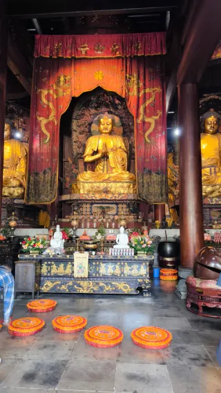 Leshan - Altar im Lingyun Tempel