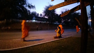 Luang Prabang - Mönche auf Tour