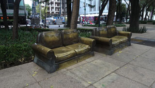 Mexiko City - Messing Sofa auf der Paseo Reforma