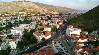 Blick auf die Berge bei Mostar vom Mostar Peace Bell Tower (Mostarski Zvonik Mira)