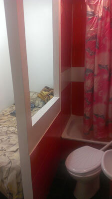 Odessa - Bett direkt neben der Toilette im Tokio Hotel 
