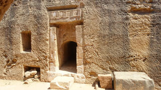 Paphos - Fassade der Grabkammern