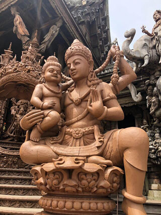 Pattaya - geschnitzte Figuren in der Sanctuary of Truth