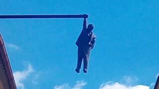 Prag - Skulptur „Man hanging out“