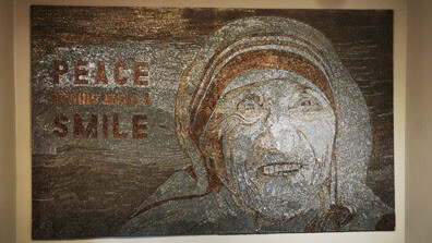Pristina - Heimatmuseum mit Bild der Mutter Teresa