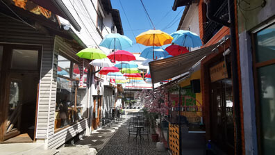 Prizren - bunte Schirme 