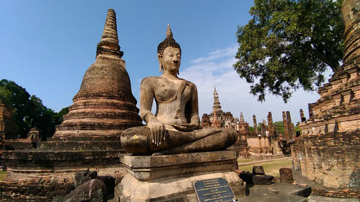 Sukhothai - Stupa mit Buddha