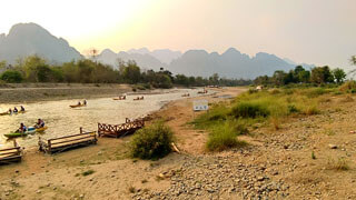 Vang Vieng -  Blick auf den Fluss