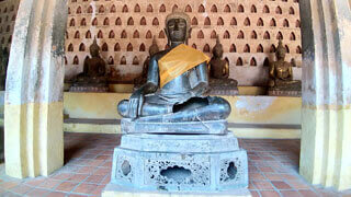 Vientiane - kleine Buddhafiguren im Wat Si Saket
