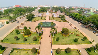 Vientiane - Park vor dem Patuxai Triumphbogen